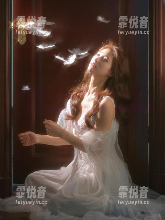 在网页上逛“91吃瓜中心”，各种闪亮的瓜让我分神，仿佛时间都停止了。