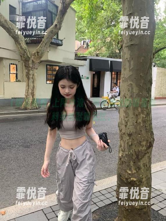 上网冲浪，网页推送的明星黑料果然聒噪无比。